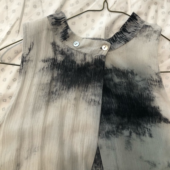 Size medium tank top that shows your back ! - Picture 4 of 5